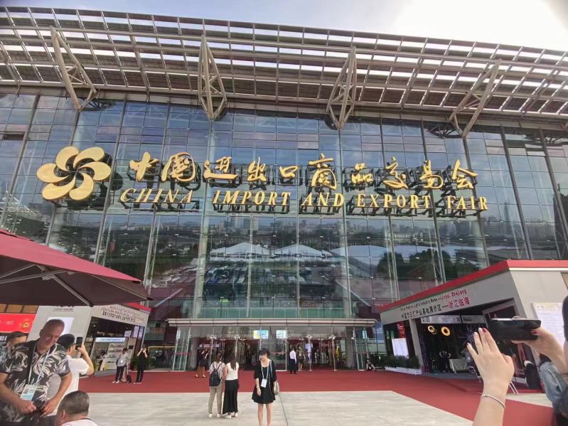 زجاجة زجاجية كبيرة الحجم - عادل