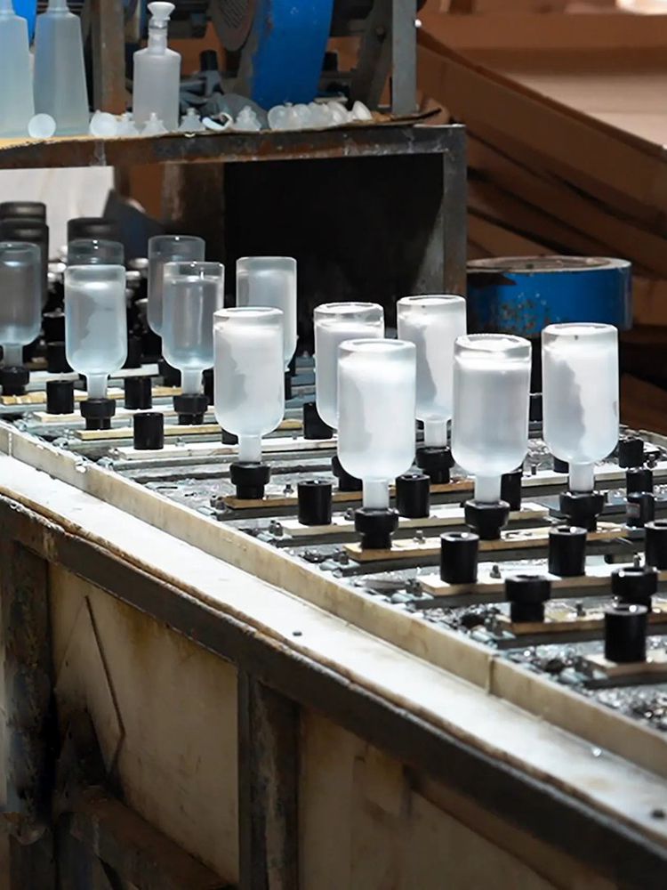 ورشة عمل معالجة الزجاجات الزجاجية المصنفرة