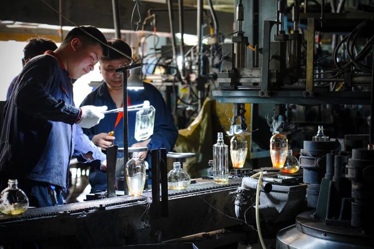 إنتاج زجاجات زجاجية بكميات كبيرة