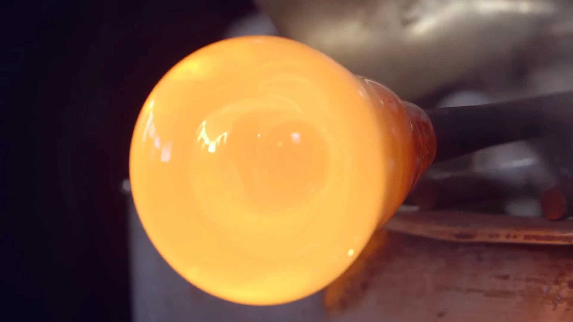 كيف يتم تصنيع الزجاجات الزجاجية