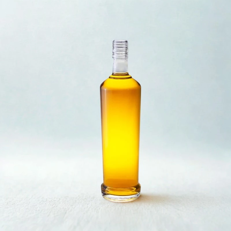 زجاجة فودكا سعة 700 مل، من إنتاج شركة سميرنوف، ذات قاعدة زجاجية ثقيلة.